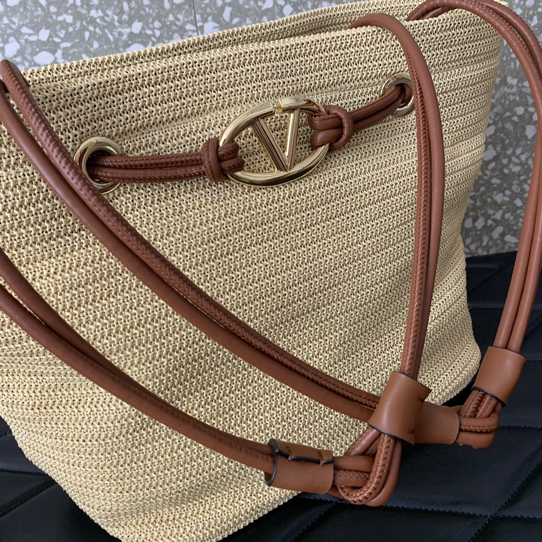 Valentino Garavani Escape Large Shoulder Bag in Synthetic Raffia 